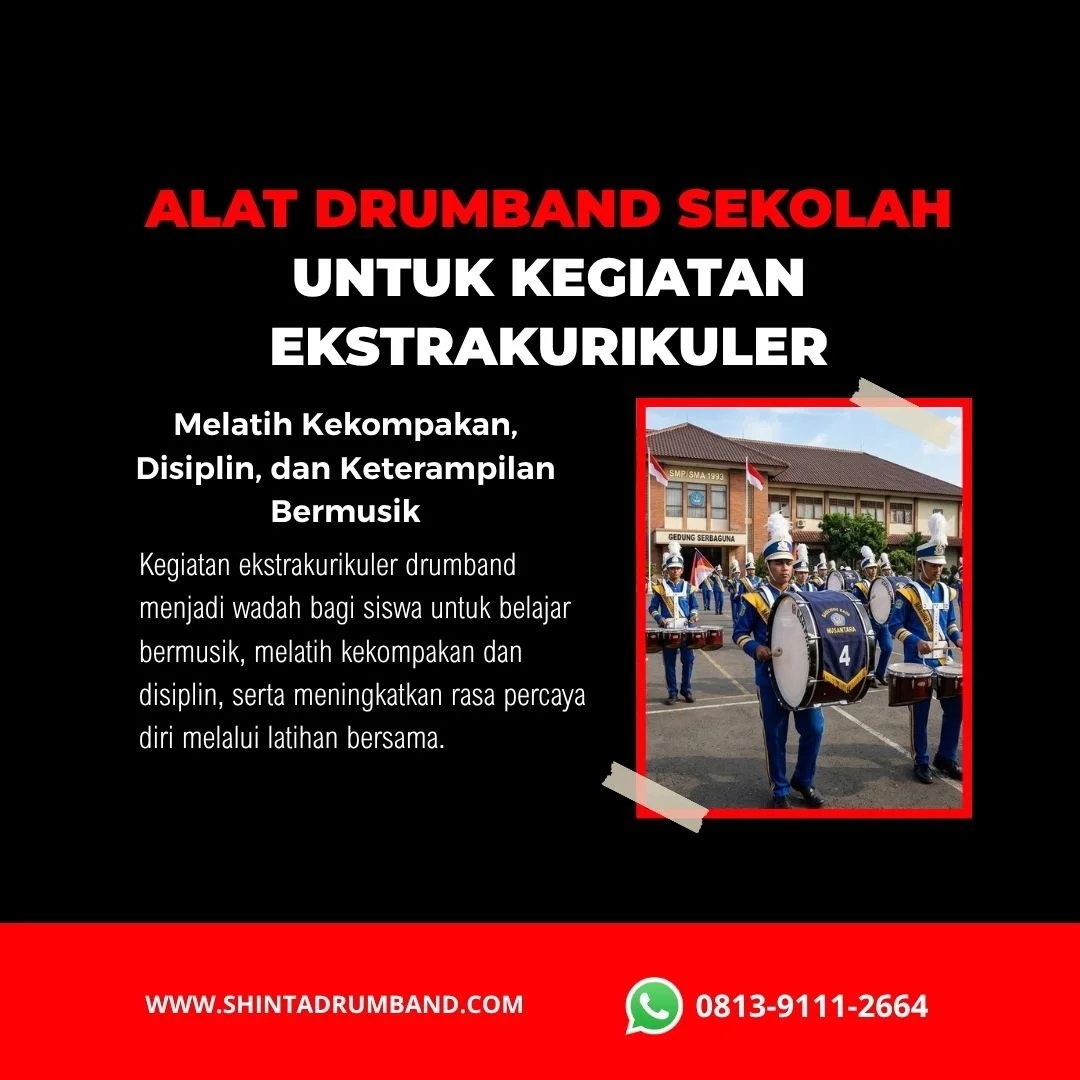 Siswa mengikuti kegiatan ekstrakurikuler menggunakan alat drumband sekolah